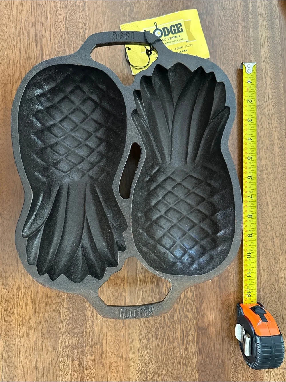 Lodge Cast Iron Pineapple Pan - Black